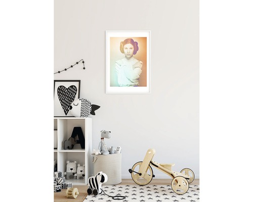 Barnrum med inramad prinsessan Leia-affisch, hylla, leksaker och trehjuling