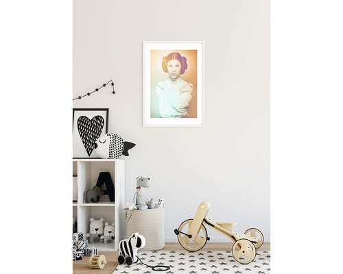 Barnrum med hylla, leksaker och inramat porträtt på väggen