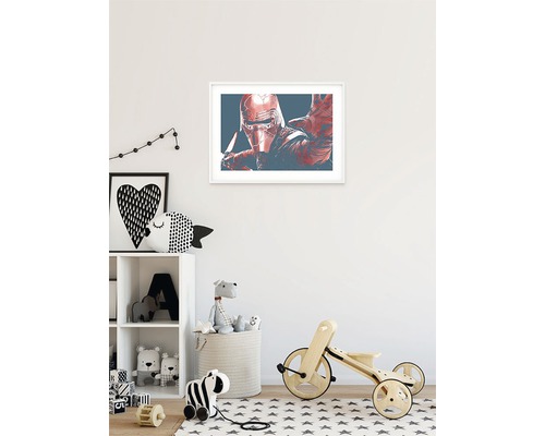 Dekorerat barnrum med leksaker och en inramad Star Wars karaktärsbild på väggen