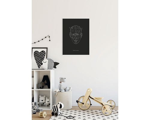 Barnrum med hylla, leksaker och en affisch av Darth Maul på väggen