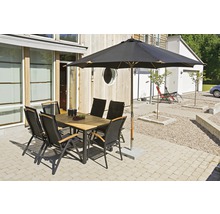Trädgårdsmöbelset med bord, stolar och parasoll på en terrass