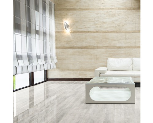 Modernt vardagsrum med soffa, soffbord, gardiner och vägglampa