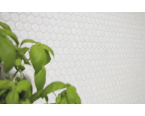 Vägg med runda mosaikplattor