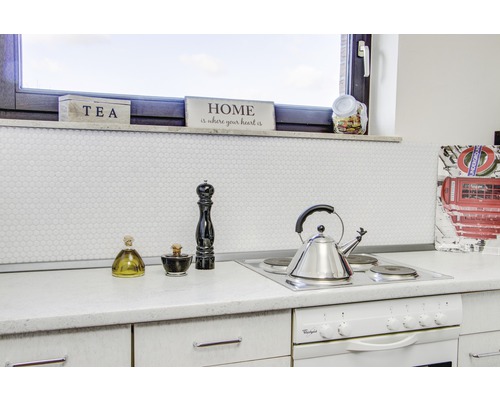 Köksscen med kokplatta, vattenkokare och dekorativa föremål