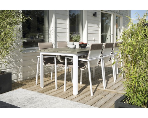 Utemöbelgrupp med matbord och stolar på en träaltan