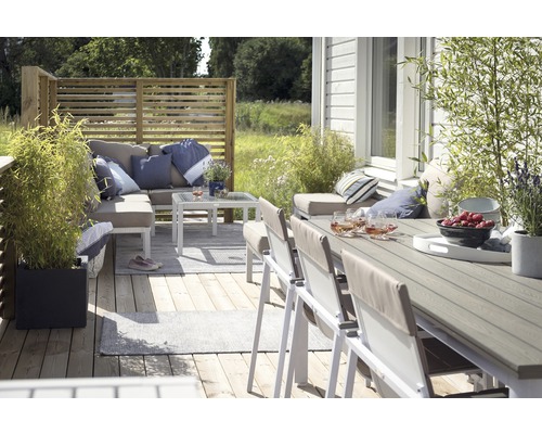 Terrass med sittgrupp, matbord och planteringskärl