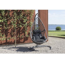 Hängfåtölj med kuddar på en terrass