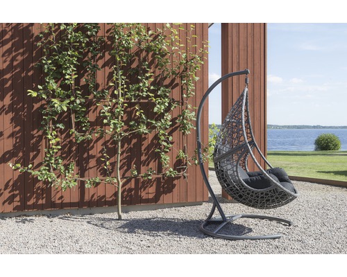 Hängfåtölj med stativ i trädgården