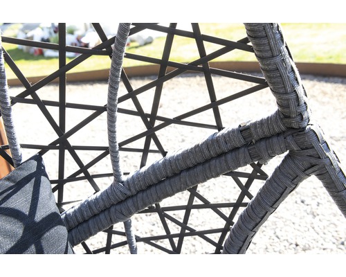 Detaljvy av en hängfåtölj med rottingutseende och sittdyna