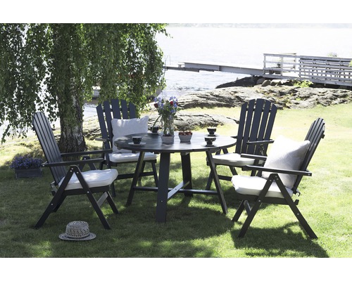 Trädgårdsscen med runt bord och fyra stolar på en gräsmatta