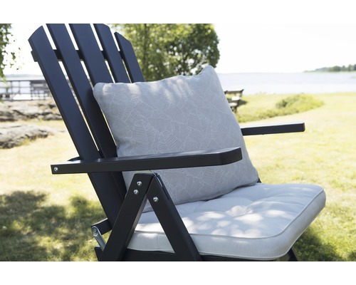 Närbild av en svart Adirondack-stol med kuddar