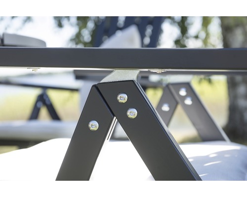 Detaljvy av en svart metallram med skruvar