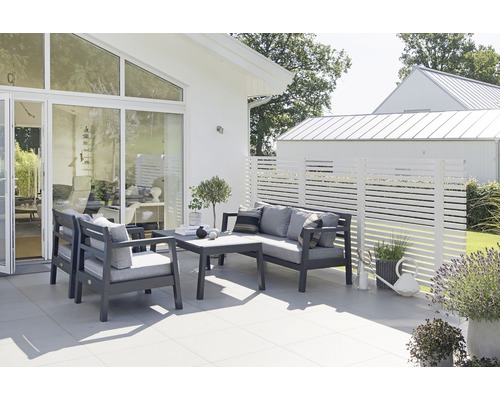 Uteplats med sittgrupp, bord och insynsskydd