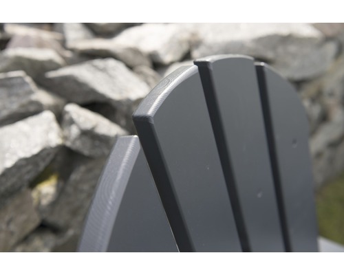 Närbild av ryggstöd av en trädgårdsstol av plast