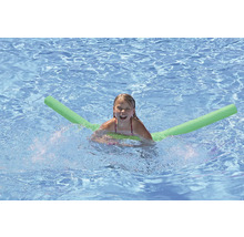Flicka simmar med badleksak i poolen