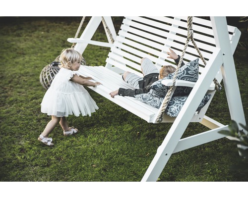 Barn leker på en vit trädgårdsgunga med repupphängning