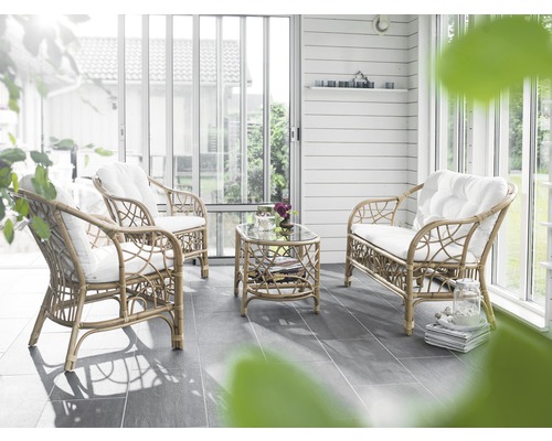 Vardagsrum med rottingmöbler, bestående av soffa, fåtöljer och soffbord