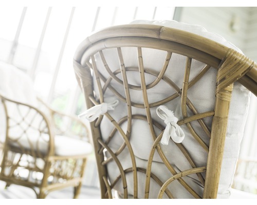 Detaljbild av en bambustol med sittdyna i ett ljust rum