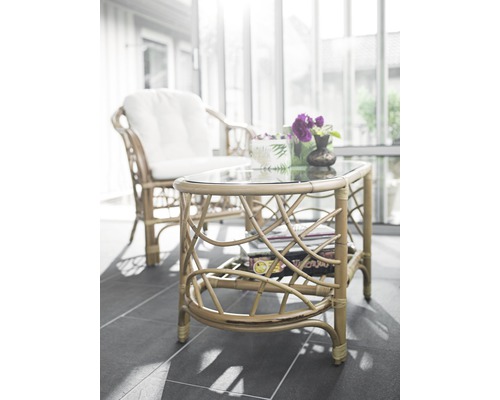 Bambufåtölj och sidobord med glasskiva i ljust rum