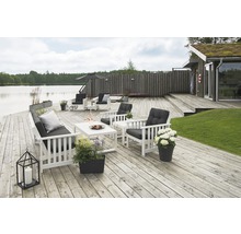 Träterrass med trädgårdsmöbelset, bestående av soffa, stolar och bord