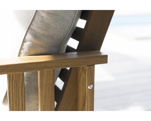 Detaljbild av en trädgårdsstol i trä med en ljus sittdyna.