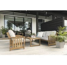 Uteplats med trämöbler bestående av soffa, fåtölj och bord