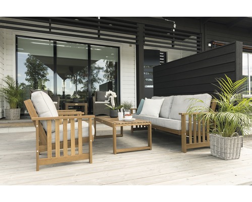 Uteplats med trämöbler bestående av soffa, fåtölj och bord