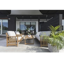 Terrass med trämöbler och solsegel