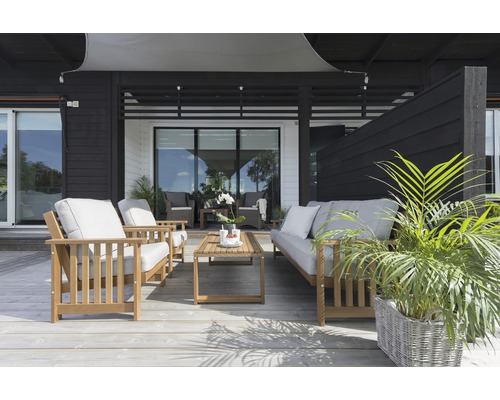 Terrass med trämöbler och solsegel