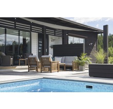 Hus med pool och trädgårdsmöbler i trä på terrassen