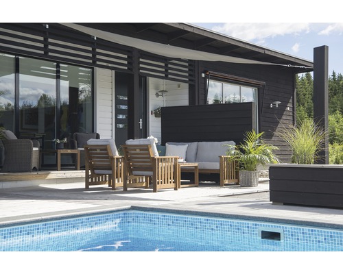 Hus med pool och trädgårdsmöbler i trä på terrassen