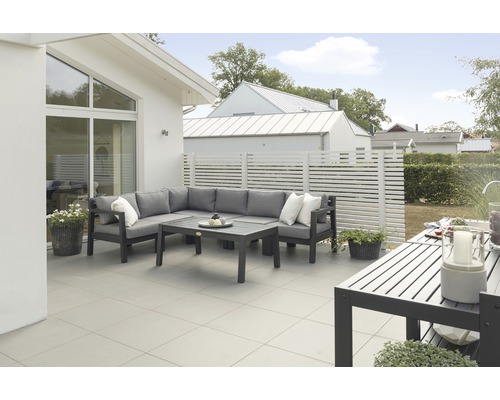 Terrass med trädgårdsmöbler och insynsskydd