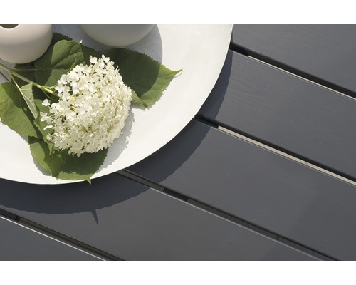 Dekoration med hortensiablommor på ett trädgårdsbord