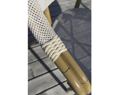 Detaljvy av armstöd trädgårdsstol med flätning och trä