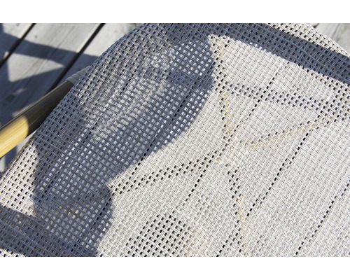 Närbild av vit trädgårdsmöbelklädsel