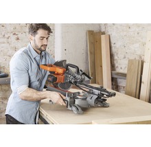 Man använder en kap- och geringssåg från Black and Decker på ett bord.