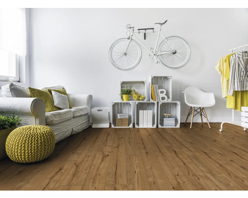 Vardagsrum med laminatgolv i träutseende, soffa och dekorativa element