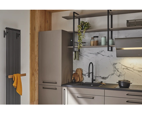 Köksscen med diskho, kran, hyllor och radiator