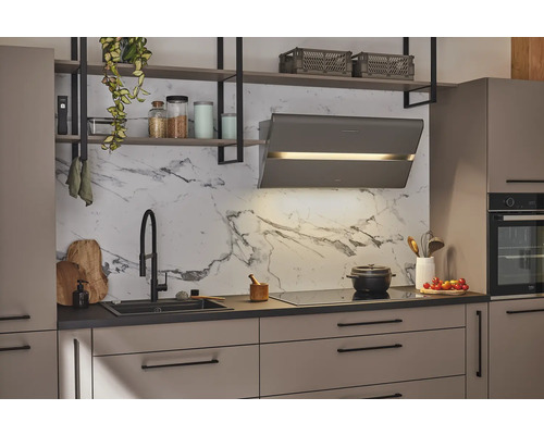 Modernt kök med fläkt, diskho, kokplatta och hyllor