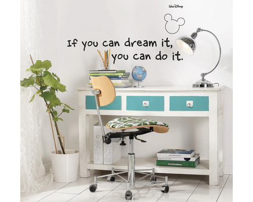 Arbetsplats med skrivbord, skrivbordslampa och kontorsstol