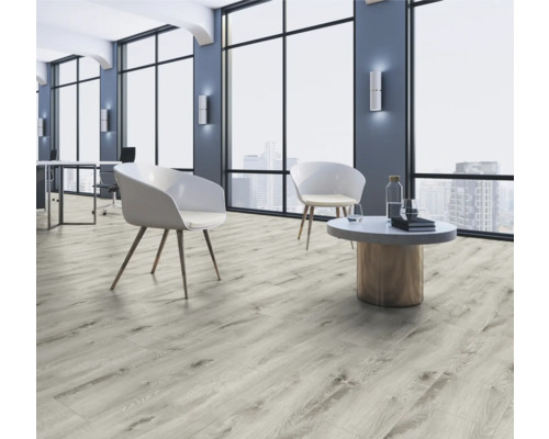 Ljust rum med laminatgolv, stolar och bord