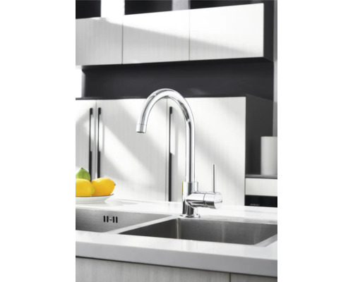 Köksscen med diskbänksblandare och diskho