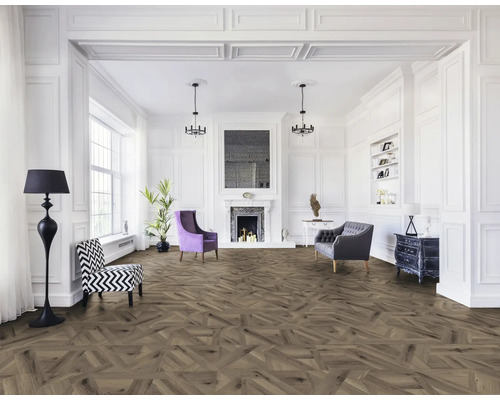 Ljust rum med trägolv i geometriskt mönster, fåtöljer, soffa och öppen spis