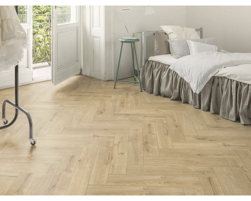 Ljust rum med fiskbensparkett, säng och öppen balkong