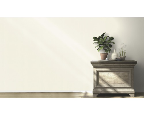 Ljust rum med byrå, krukväxter och dekoration