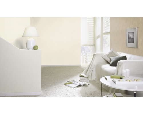 Vardagsrum med målad vägg, soffa och bord