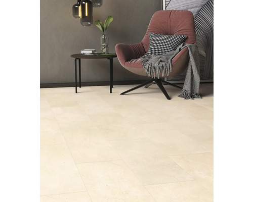 Beige golvplattor i ett vardagsrum med fåtölj och sidobord.