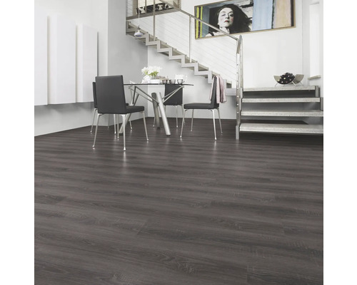 Vardagsrum med matbord, trappa och laminatgolv med träutseende