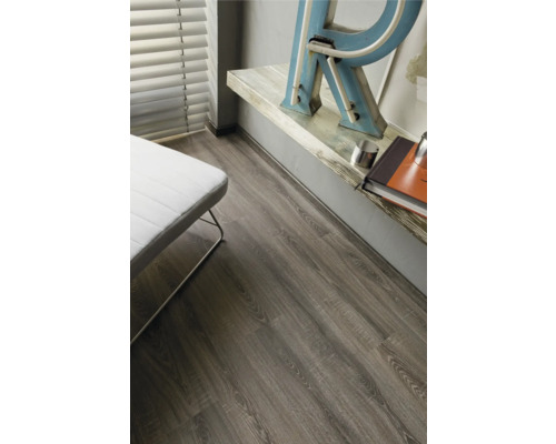 Interiör med laminatgolv i träoptik, hylla och sittmöbler