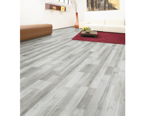 Ljust vardagsrum med laminatgolv i träutseende